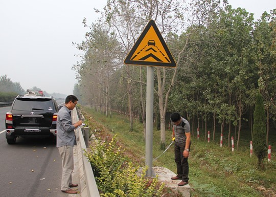 河?xùn)|道路標識牌